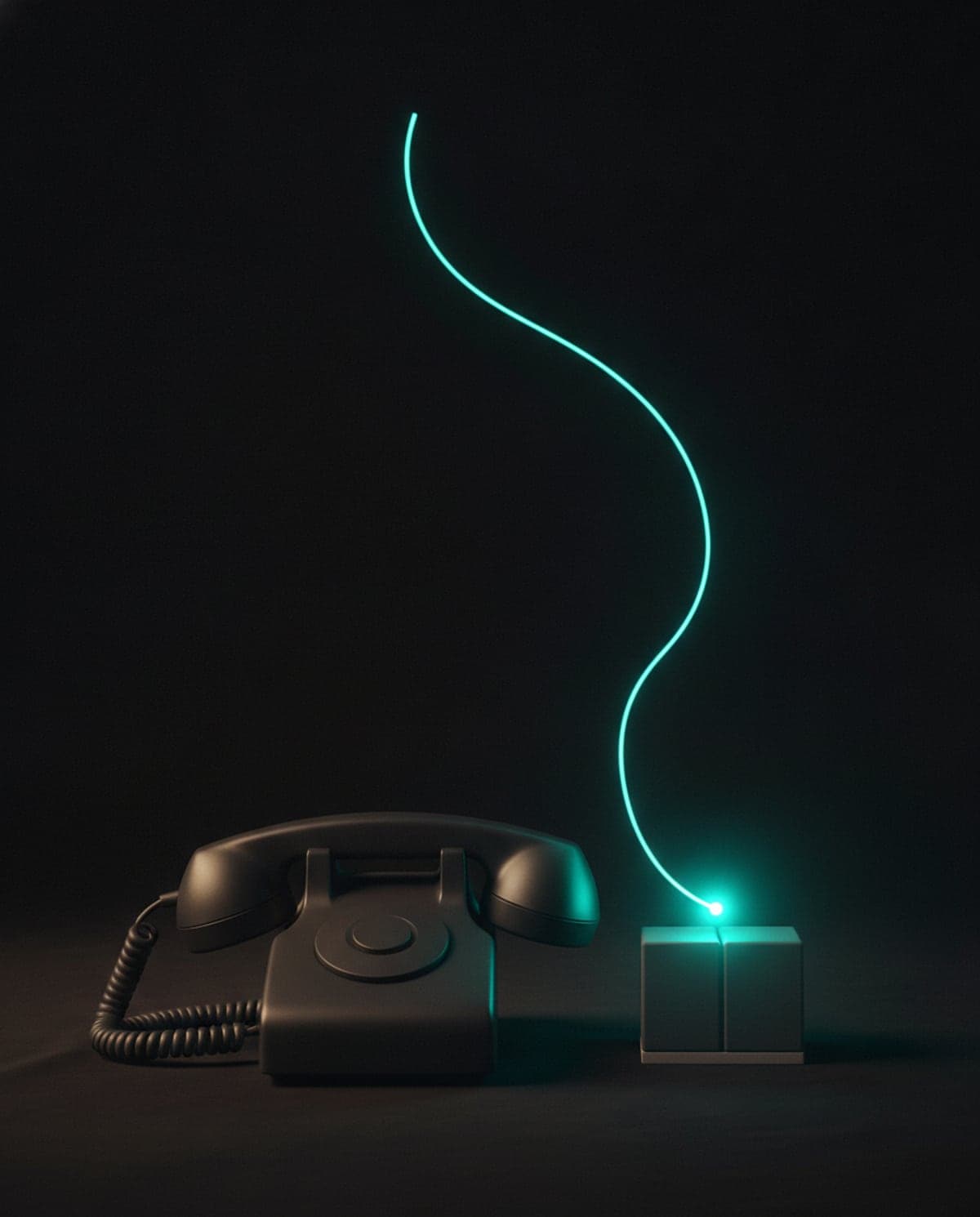 Ein mattschwarzes Tischtelefon, aus dem Hörer steigt ein türkiser Lichtfaden auf und endet als leuchtender Punkt auf einem kleinen dunklen Block daneben